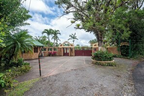 A gated entrance with a sign that reads 'WELCOME GUERNSEY VISTA 1'. - Buena Vista Escape | Lake Views, Pool & Nature (Tilarán)