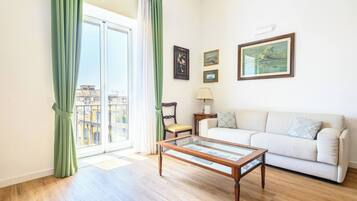 Apartment (3 Bedrooms) | Living area
