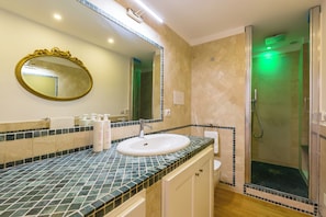 Apartment (3 Bedrooms) | Bathroom - De Sangro Suite by Napoliapartments (Naples)
