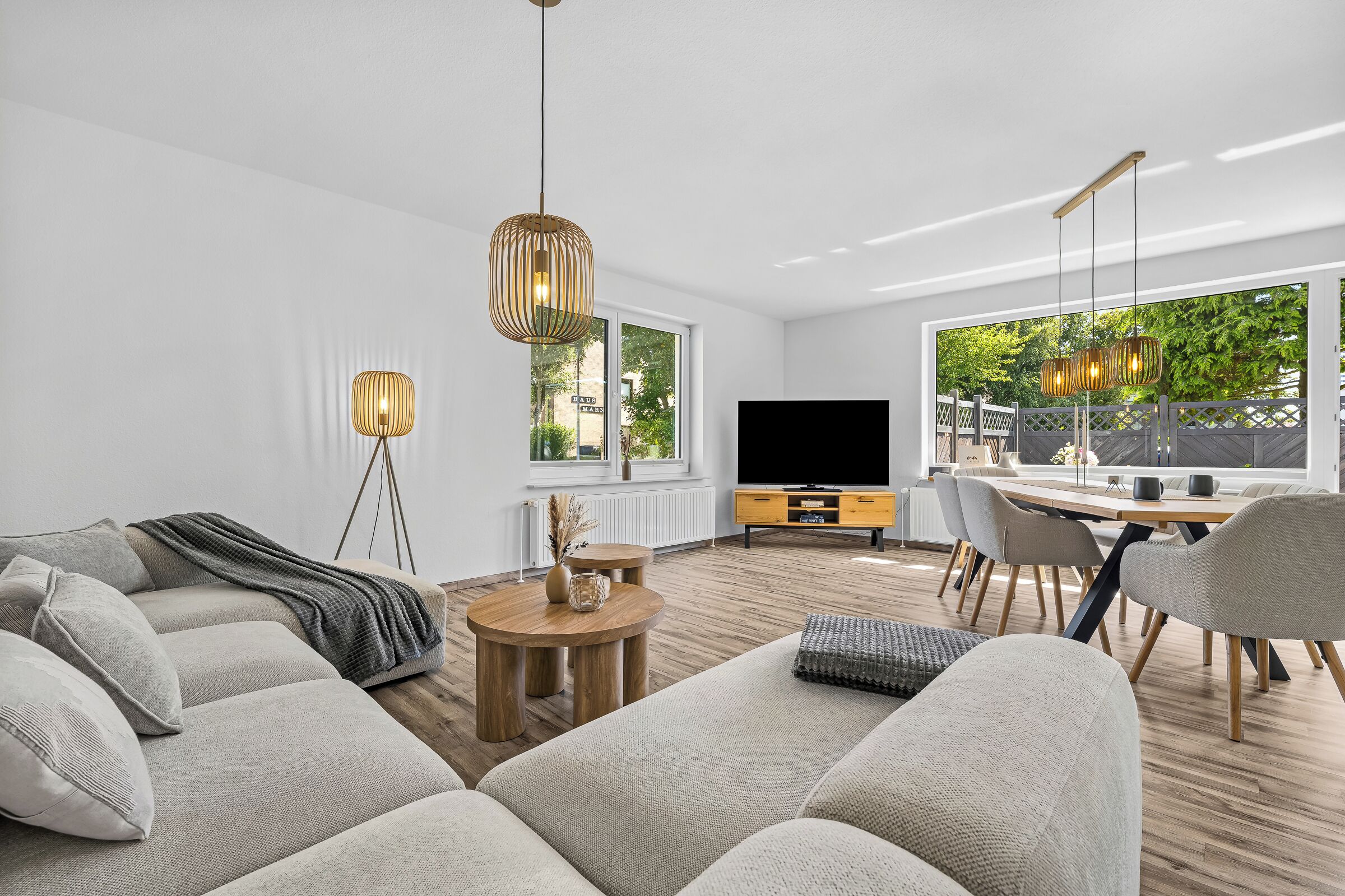 Ein modernes Wohnzimmer mit einer Couch, einem Couchtisch und einem Essbereich.