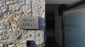 A stone wall with a sign reading 'SUITE ADEGA' and a keypad lock. - HOUSE FARMS (Vila Nova de Anha Viana do Castelo)