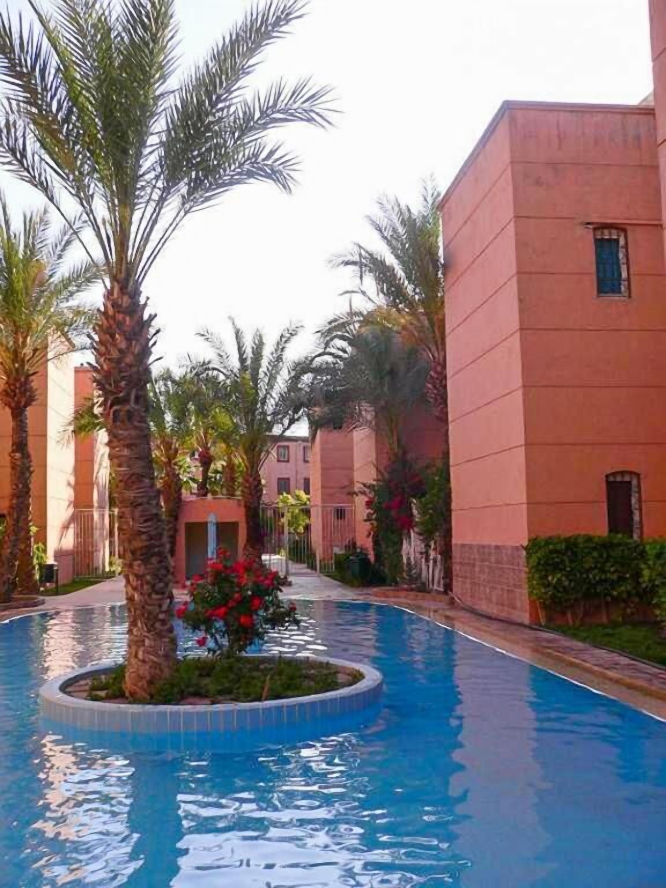 3 piscines extérieures, maître nageur
