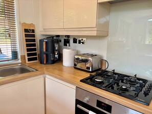 Cookware/dishes/utensils - Lakeside Retreat (Newton Abbot)