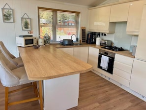 Cookware/dishes/utensils - Lakeside Retreat (Newton Abbot)