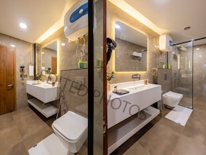 Estudio | Baño | Ducha, artículos de higiene personal gratuitos y secador de pelo
