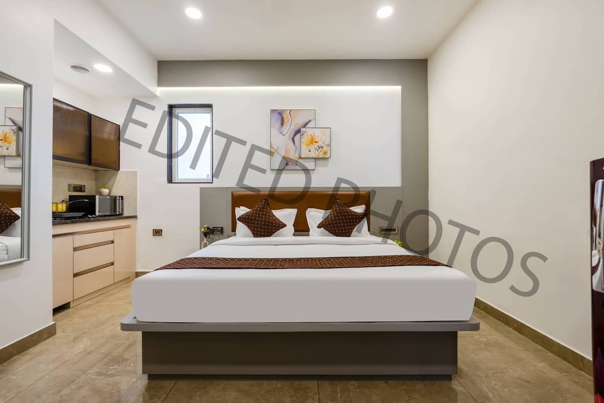 Caja de seguridad en la habitación y ropa de cama
