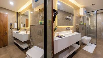 Habitación Deluxe | Baño | Ducha, secador de pelo, toallas y jabón