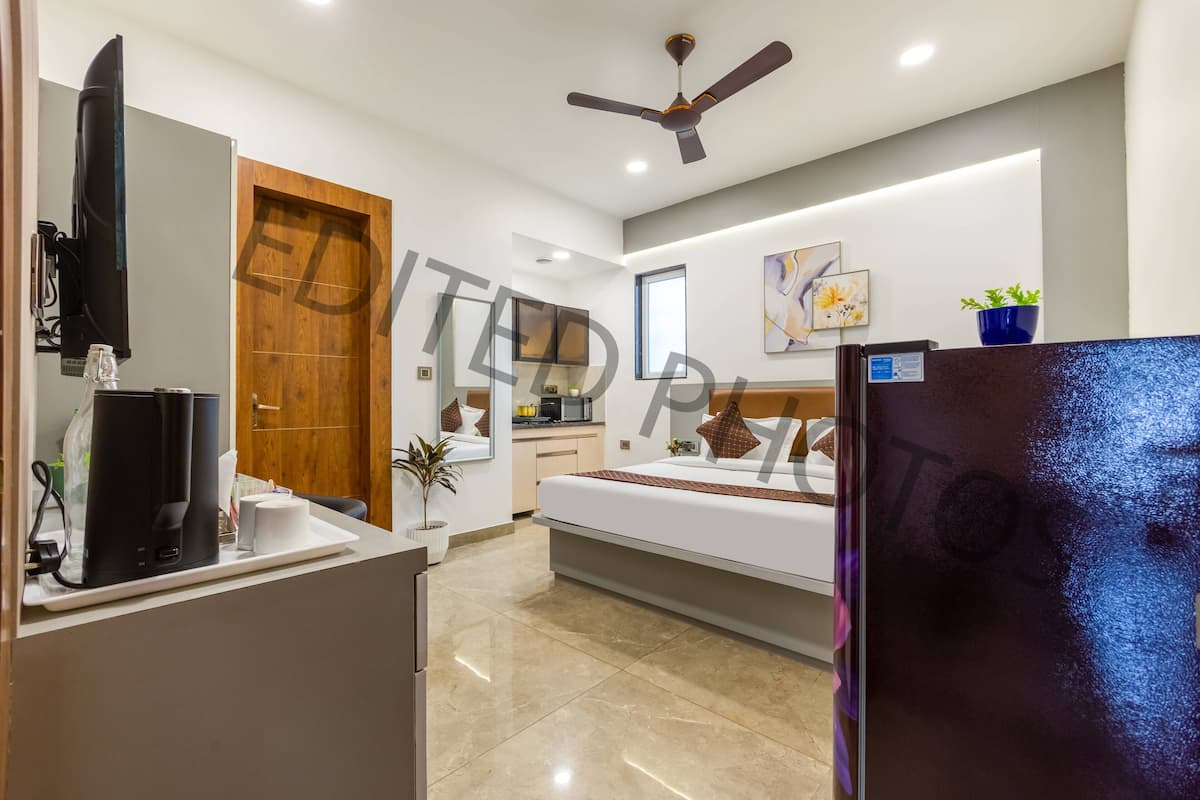 Deluxe Room | In-room safe, bed sheets