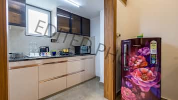 Studio | In-room safe, bed sheets