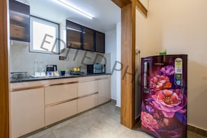 Studio | In-room safe, bed sheets - Hotel JMD LUXE STAY (Gurugram)