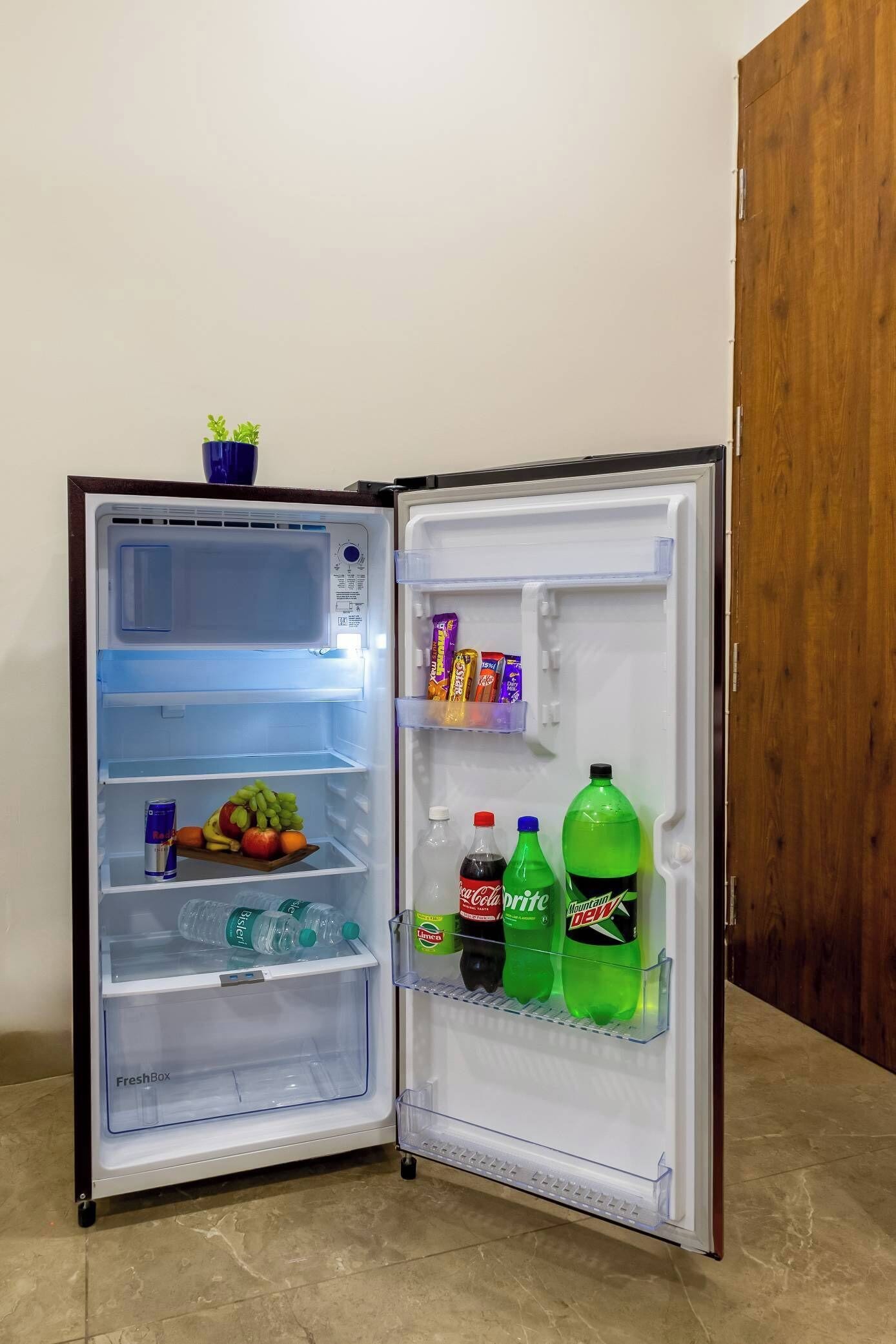 Ein offener Kühlschrank mit verschiedenen Lebensmitteln und Getränken.