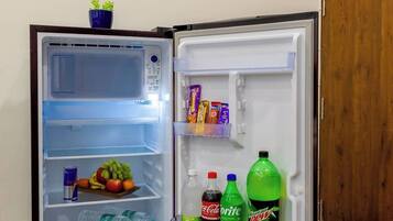 Ein offener Kühlschrank mit verschiedenen Lebensmitteln und Getränken.
