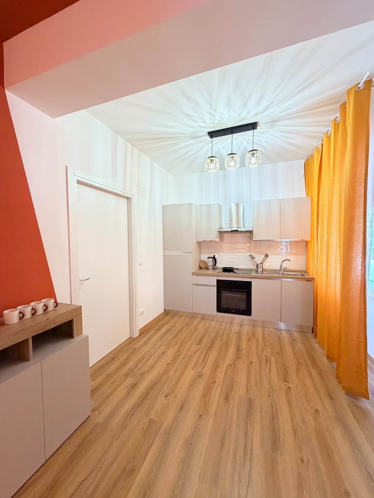 Eine kompakte Küche mit Backofen, Spüle und Arbeitsplatte.