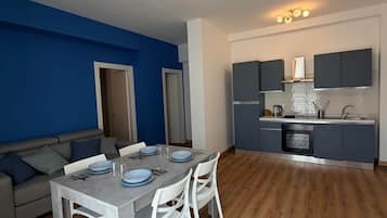Un apartamento moderno con comedor, cocina y sala de estar.