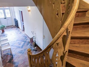 A wooden staircase with a handrail, leading to an upper floor. - Spacious house in the heart of the Loire - 15 guests (Pouilly-sous-Charlieu)