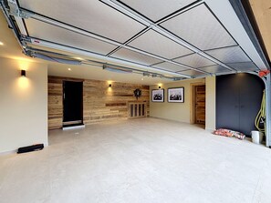 Ein geräumiger Innenbereich mit hoher Decke, Holzvertäfelung und Fliesenboden.