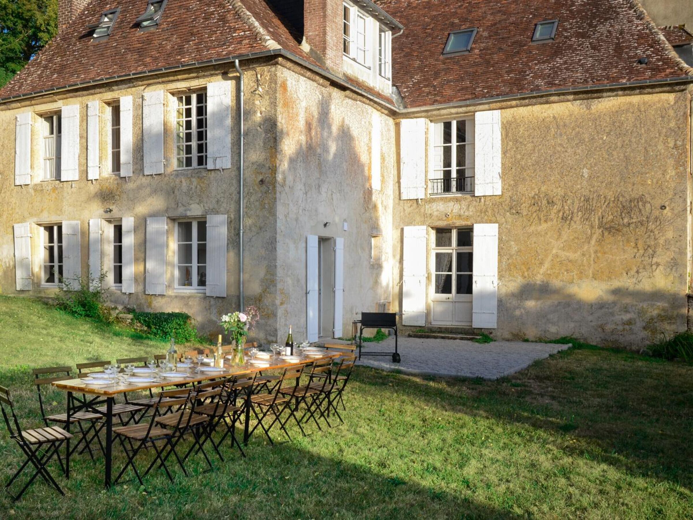 Un bâtiment à deux étages dont le rez-de-chaussée est aménagé en salle à manger.