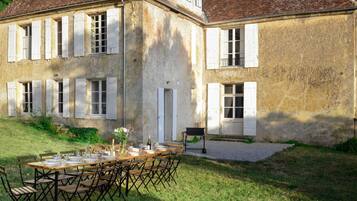 Un bâtiment à deux étages dont le rez-de-chaussée est aménagé en salle à manger.