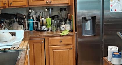 Light and airy studio with AC in friendly West Hempstead neighborhood