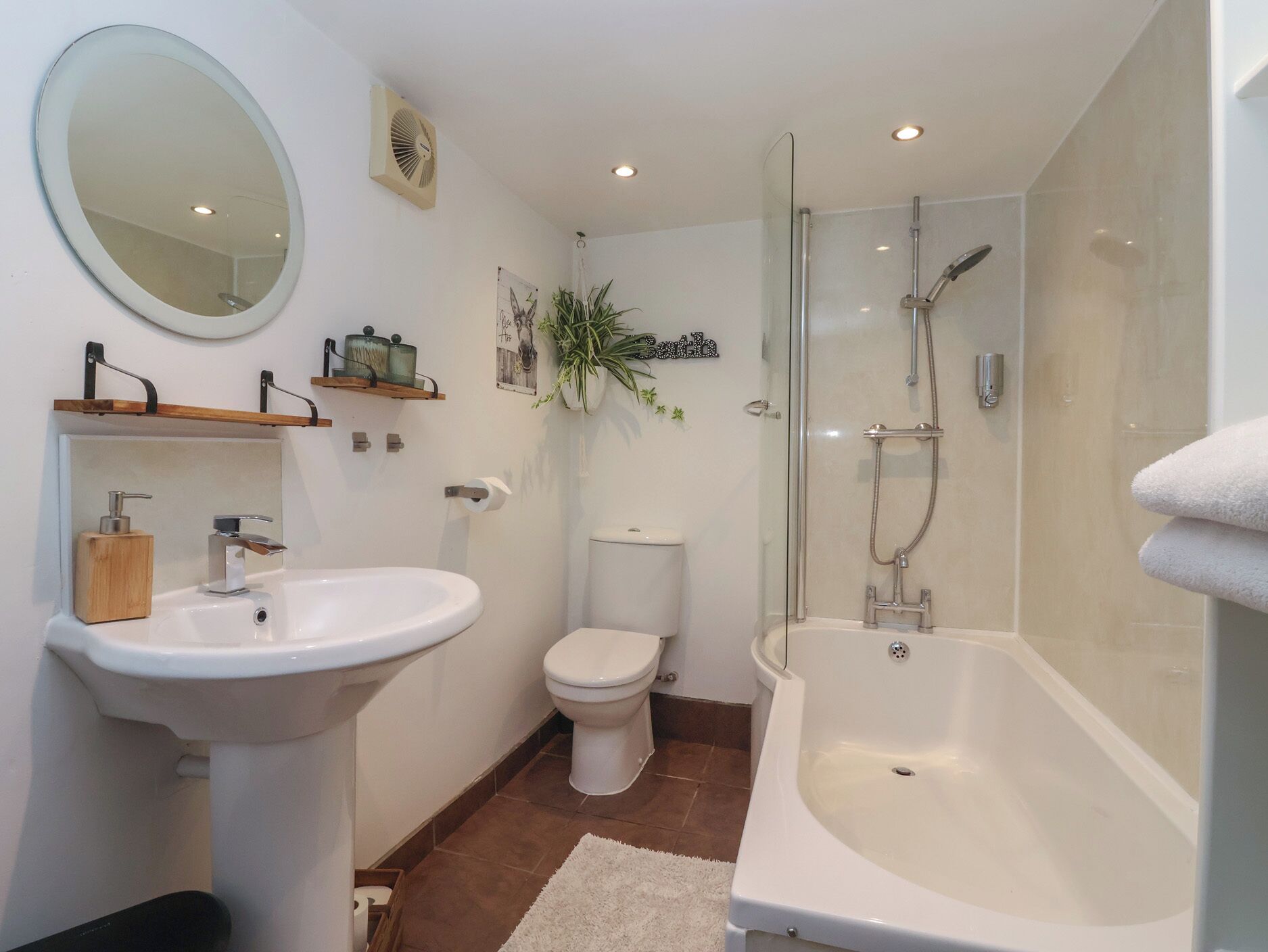 Ein modernes Badezimmer mit Waschbecken, Toilette und einer Duschkabine.
