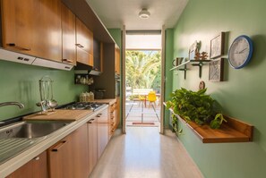 Cafetera i tetera, frigorífic, forn i placa de cuina 