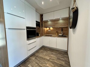 Wasserkocher mit Kaffee-/Teezubehör, Kühlschrank, Mikrowelle, Ofen