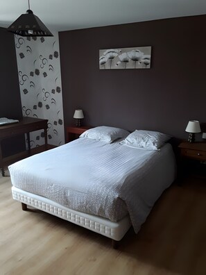 3 bedrooms, iron/ironing board, bed sheets