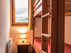 A room with a window, a bedside lamp, a bed, and a radiator. - Comfortable apartment for 6 with terrace in Aussois (Aussois)