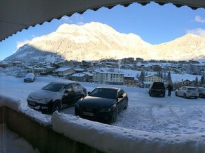 A snowy mountain village with parked cars and buildings. - Comfortable apartment - 4 guests (Aussois)