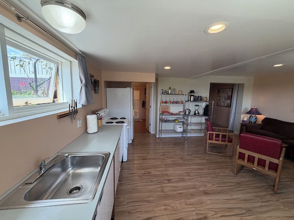 Coffee/tea maker, fridge, microwave, oven