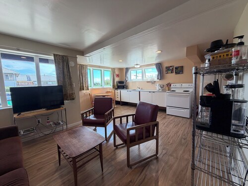 Sunset Studio, Best walkable location in Arcata & Bay View Studio