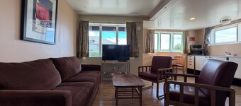 Sunset Studio, Best walkable location in Arcata & Bay View Studio