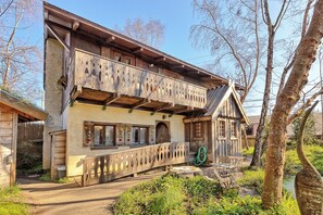 A traditional wooden house with a balcony, a garden area, and a clear sky. - Sunset Studio, Best walkable location in Arcata & Bay View Studio (Arcata)