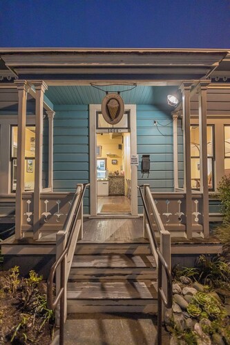 Sunset Suite - Sweet, Spacious, Downtown Arcata Suite