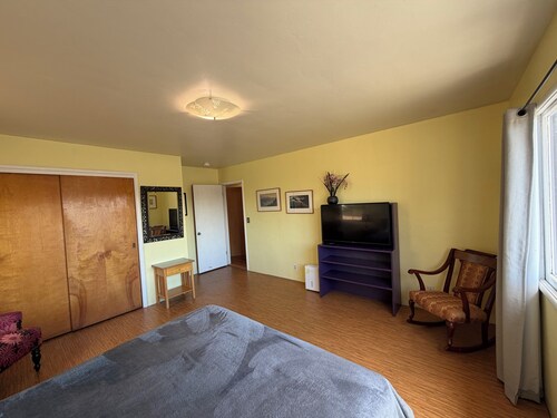 Sunset Suite - Sweet, Spacious, Downtown Arcata Suite