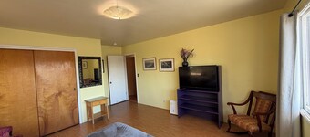 Sunset Suite - Sweet, Spacious, Downtown Arcata Suite