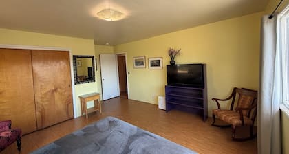 Sunset Suite - Sweet, Spacious, Downtown Arcata Suite