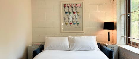 Desk, iron/ironing board, WiFi, bed sheets