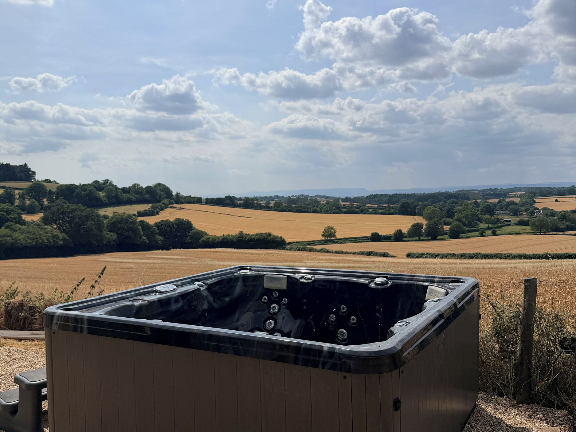 Un bain à remous avec vue sur un paysage rural.