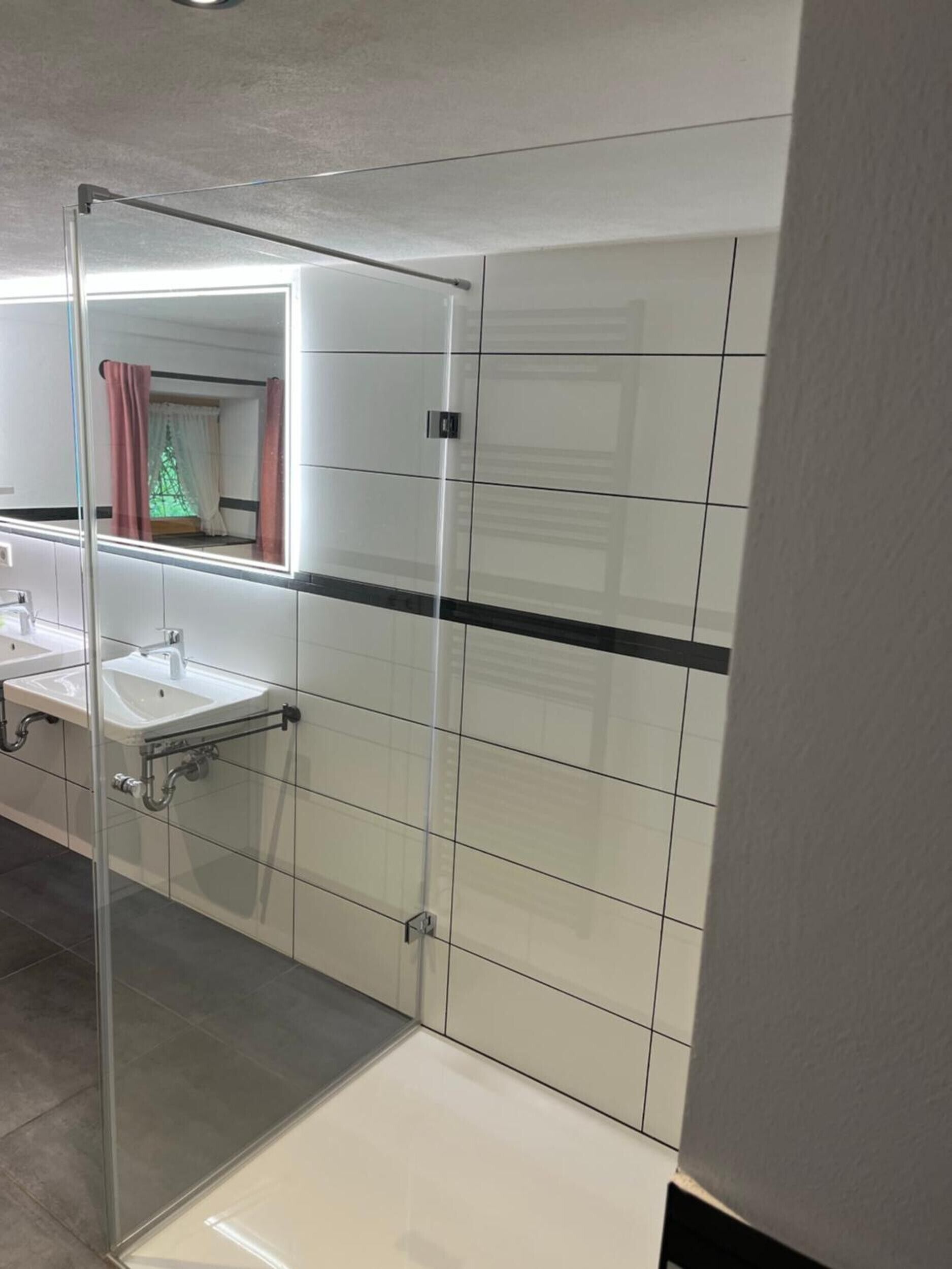 Dusche, Haartrockner, Handtücher