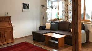 Fernseher, DVD-Player, Tischtennisplatte, Stereoanlage