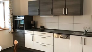 Wasserkocher mit Kaffee-/Teezubehör, Kühlschrank, Mikrowelle, Ofen