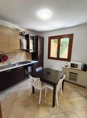 Private kitchen - Siceliota House – Spacious Family Apartment with 2 Bedrooms, a Terrace, and Parking (Marinella)