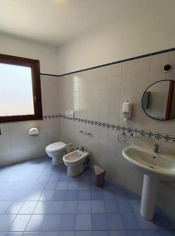 Doccia, asciugacapelli, bidet, asciugamani