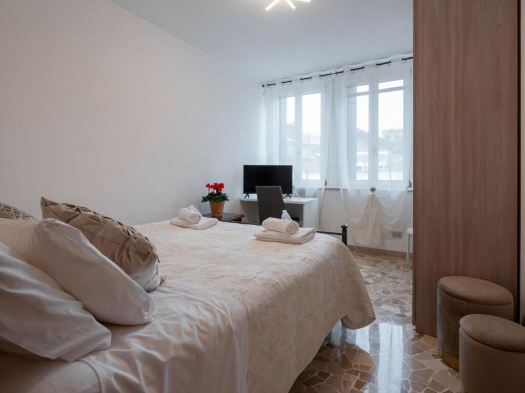 3 bedrooms, desk, iron/ironing board