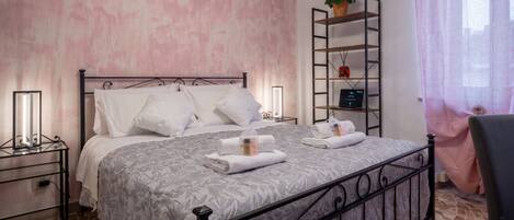 4 bedrooms, desk, iron/ironing board