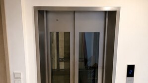 Un ascensor moderno con pantalla digital que muestra el número 2.