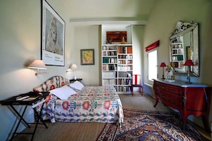 A bedroom with a bed, a desk, a chair, a bookshelf, and a dresser. - Mas Les Cigales in Saint-r My-de-provence (St.-Rémy-de-Provence)