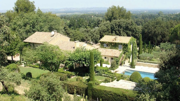 A villa with a swimming pool surrounded by well-maintained gardens and trees. - Mas Les Cigales in Saint-r My-de-provence (St.-Rémy-de-Provence)