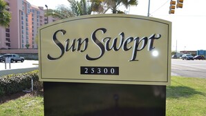 A street sign for SunSwept with the address 25300. - Sunswept 107 by Liquid Life (Orange Beach)